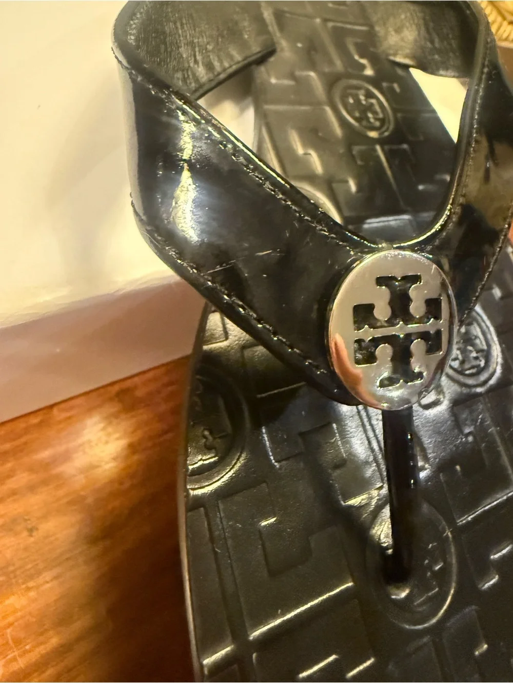 Tory Burch Thora Black Patent Leather Silver Logo Thong Sandals Size 11